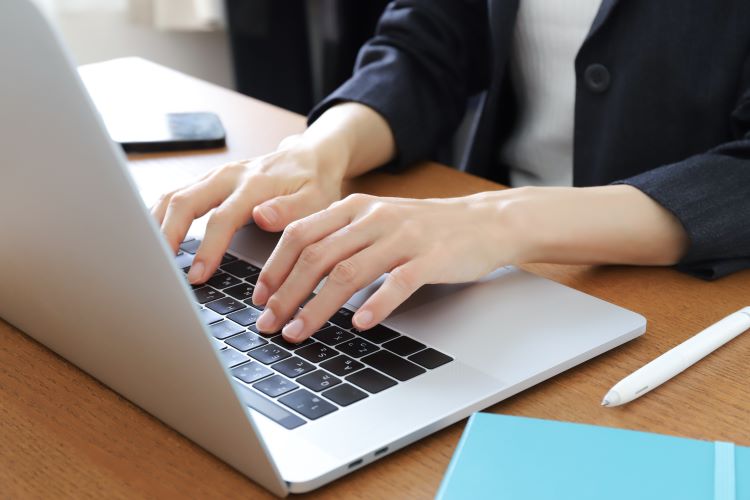 パソコン入力を行う人の画像